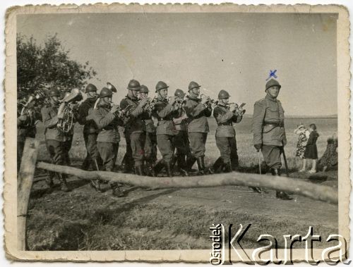 9.08.1939, Halicz, woj. stanisławowskie, Polska.
Manewry wojskowe, na zdjęciu orkiestra.
Fot. NN, udostępniła Irena Godyń, zbiory Ośrodka KARTA