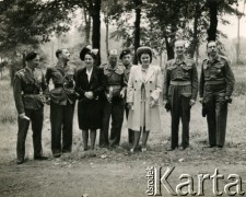 Lata 40., Wielka Brytania.
Oficerowie Polskich Sił Zbrojnych w towarzystwie kobiet. 2. z lewej Zygmunt Godyń.
Fot. NN, udostępniła Irena Godyń, zbiory Ośrodka KARTA