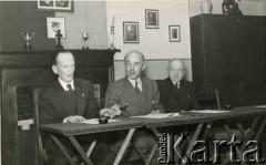 Po 1945, Wielka Brytania.
W środku gen. Tadeusz Bór-Komorowski, Naczelny Wódz Polskich Sił Zbrojnych w latach 1945-1947, premier Rządu RP na Uchodźstwie w latach 1947-1949, członek Rady Trzech w latach 1956-1966.
Fot. NN, udostępniła Irena Godyń, zbiory Ośrodka KARTA