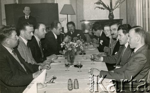 Po 1945, Wielka Brytania.
Prawdopodobnie spotkanie byłych żołnierzy 9 Pułku Ułanów Małopolskich. 3. z prawej Zygmunt Godyń, 4. z prawej p. Marmarosz.
Fot. NN, udostępniła Irena Godyń, zbiory Ośrodka KARTA