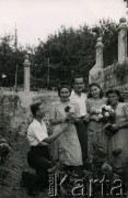 Ok. 1947, Ghazir, Liban.
Irena Juchniewicz (2. z lewej) podczas wakacji u siostry. 1. z lewej kolega I. Juchniewicz Julian Kawka, z prawej jej siostra Józefa ze swoim mężem Janem Roszkowskim, 1. z prawej koleżanka z klasy Jadwiga Surowiak.
Fot. NN, udostępniła Irena Godyń, zbiory Ośrodka KARTA