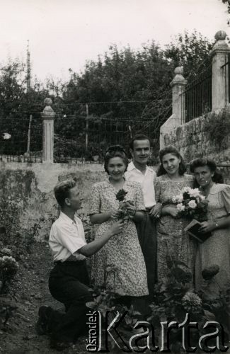 Ok. 1947, Ghazir, Liban.
Irena Juchniewicz (2. z lewej) podczas wakacji u siostry. 1. z lewej kolega I. Juchniewicz Julian Kawka, z prawej jej siostra Józefa ze swoim mężem Janem Roszkowskim, 1. z prawej koleżanka z klasy Jadwiga Surowiak.
Fot. NN, udostępniła Irena Godyń, zbiory Ośrodka KARTA