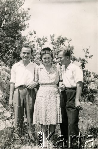 Ok. 1947, Ghazir, Liban.
Irena Juchniewicz ze szwagrem Janem Roszkowskim (z lewej) i kolegą Julianem Kawką.
Fot. NN, udostępniła Irena Godyń, zbiory Ośrodka KARTA