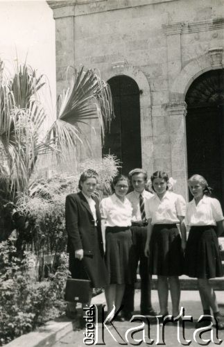 Ok. 1947, Bejrut, Liban.
Grupa osób przed budynkiem Uniwersytetu Amerykańskiego, 1. z lewej Irena Juchniewicz (później Godyń), w środku Julian Kawka.
Fot. NN, udostępniła Irena Godyń, zbiory Ośrodka KARTA