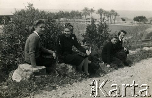 1947, Bejrut, Liban.
Irena Juchniewicz (2. z lewej, później Godyń) na terenie kampusu Uniwersytetu Amerykańskiego. 1. z lewej Zofia Wojtczuk.
Fot. NN, udostępniła Irena Godyń, zbiory Ośrodka KARTA