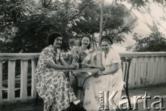 Ok. 1948, Hamlin, Liban.
Sanatorium gruźlicze, Irena Juchniewicz później Godyń (z prawej) i Beata Tarnaska (w środku) w towarzystwie Ormianki.
Fot. NN, udostępniła Irena Godyń, zbiory Ośrodka KARTA