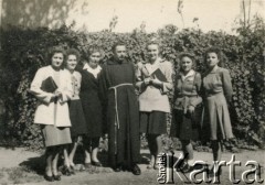 1947, Bejrut, Liban.
Zarząd Sodalicji Mariańskiej Żeńskiej Młodzieży Akademickiej ze swoim moderatorem z zakonu kapucynów. 3. z lewej Irena Juchniewicz (potem Godyń), 2. z prawej Zofia Wojtczuk.
Fot. NN, udostępniła Irena Godyń, zbiory Ośrodka KARTA