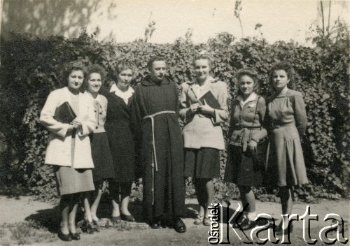 1947, Bejrut, Liban.
Zarząd Sodalicji Mariańskiej Żeńskiej Młodzieży Akademickiej ze swoim moderatorem z zakonu kapucynów. 3. z lewej Irena Juchniewicz (potem Godyń), 2. z prawej Zofia Wojtczuk.
Fot. NN, udostępniła Irena Godyń, zbiory Ośrodka KARTA