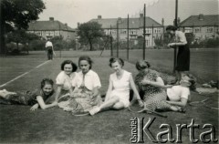 1947, Bejrut, Liban.
Irena Juchniewicz (1. z lewej, później Godyń) z koleżankami na terenie kampusu Uniwersytetu Amerykańskiego.
Fot. NN, udostępniła Irena Godyń, zbiory Ośrodka KARTA