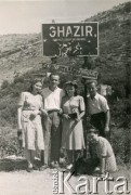 Ok. 1947, Ghazir, Liban.
Irena Juchniewicz (na dole, potem Godyń) podczas wakacji u siostry. Stoją od lewej: siostra I. Juchniewicz Józefa z mężem Janem Roszkowskim, Jadwiga Surowiak, Julian Kawka.
Fot. NN, udostępniła Irena Godyń, zbiory Ośrodka KARTA