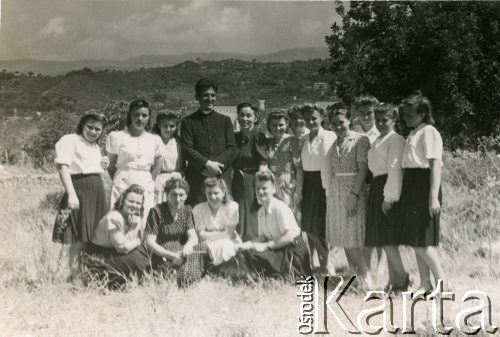1948, Bejrut, Liban.
Członkinie Sodalicji Mariańskiej z księdzem moderatorem Władysławem Rubinem. 4. z prawej stoi Irena Juchniewicz (potem Godyń).
Fot. NN, udostępniła Irena Godyń, zbiory Ośrodka KARTA