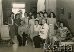 1947, Bejrut, Liban.
Studentki Studium Polonistycznego Instytutu Polskiego Naukowego wraz z wykładowcami. Siedzą od lewej: p. Machalski, p. Strzemboszowa, Stanisław Kościałkowski. 4. z prawej stoi Irena Juchniewicz (potem Godyń).
Fot. NN, udostępniła Irena Godyń, zbiory Ośrodka KARTA