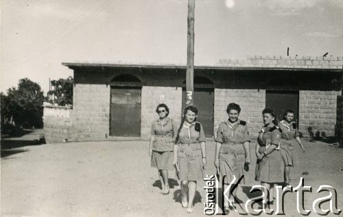 Ok. 1945, Iran.
Polskie harcerki w drodze na ćwiczenia, w środku Irena Juchniewicz (potem Godyń), 2. z prawej Zofia Wojtczuk.
Fot. NN, udostępniła Irena Godyń, zbiory Ośrodka KARTA