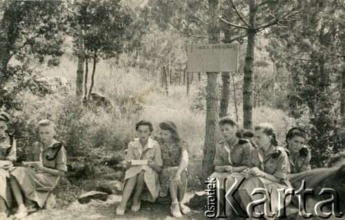 Ok. 1945, Iran.
Obóz harcerski, kobiety podczas śpiewu. 1. z prawej Irena Juchniewicz (potem Godyń). Na zdjęciu ponadto: Janina Jasionowicz, Nina Hilewicz, Ada Sikorska, bratanica gen. Władysława Sikorskiego (2. z lewej).
Fot. NN, udostępniła Irena Godyń, zbiory Ośrodka KARTA