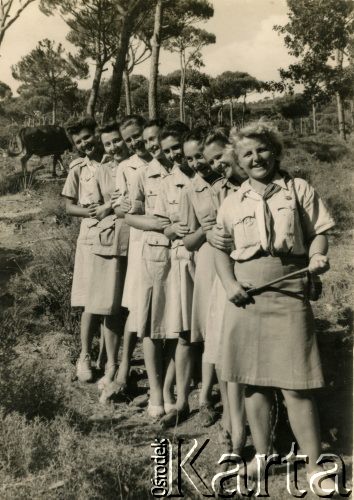 Ok. 1945, Iran.
Obóz harcerski. Na zdjęciu instruktorki, z przodu Zofia Białkowska.
Fot. NN, udostępniła Irena Godyń, zbiory Ośrodka KARTA