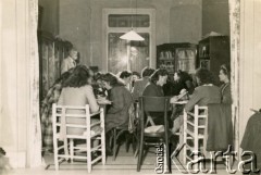 1947, Bejrut, Liban.
Wykład z historii ortografii polskiej w Studium Polonistycznym Instytutu Polskiego Naukowego.
Fot. NN, udostępniła Irena Godyń, zbiory Ośrodka KARTA