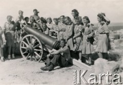 Ok. 1945, Trypolis, Liban.
Grupa harcerzy na na terenie zamku, 2. z prawej Irena Juchniewicz (potem Godyń).
Fot. NN, udostępniła Irena Godyń, zbiory Ośrodka KARTA