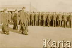 1942-1946, prawdopodobnie Heliopolis, Egipt.
Wizyta biskupa polowego Wojska Polskiego Józefa Gawliny w szkole lotniczej.
Fot. NN, udostępniła Irena Godyń, zbiory Ośrodka KARTA