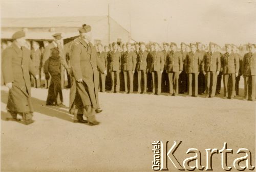 1942-1946, prawdopodobnie Heliopolis, Egipt.
Wizyta biskupa polowego Wojska Polskiego Józefa Gawliny w szkole lotniczej.
Fot. NN, udostępniła Irena Godyń, zbiory Ośrodka KARTA