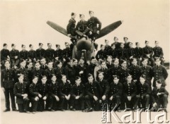1942-1946, Heliopolis, Egipt.
Kadeci szkoły lotniczej, do której uczęszczał stryjeczny brat Ireny Godyń - Eugeniusz Juchniewicz.
Fot. NN, udostępniła Irena Godyń, zbiory Ośrodka KARTA