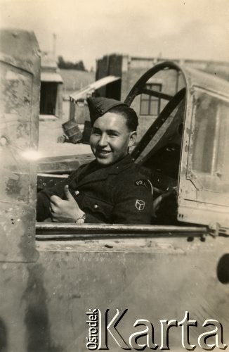 1942-1946, Heliopolis, Egipt.
Eugeniusz Juchniewicz jako kadet szkoły lotniczej.
Fot. NN, udostępniła Irena Godyń, zbiory Ośrodka KARTA