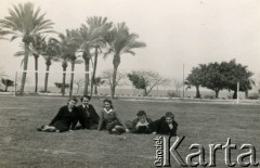 1947, Bejrut, Liban.
Irena Juchniewicz (1. z prawej, później Godyń) z koleżankami i kolegą na terenie kampusu Uniwersytetu Amerykańskiego. W środku Zofia Wojtczuk.
Fot. NN, udostępniła Irena Godyń, zbiory Ośrodka KARTA