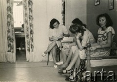 1947, Bejrut, Liban.
Studentki Studium Polonistycznego Instytutu Polskiego Naukowego podczas nauki przed egzaminem z gramatyki opisowej.
Fot. NN, udostępniła Irena Godyń, zbiory Ośrodka KARTA