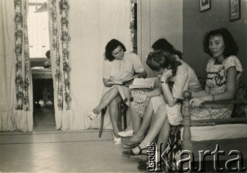 1947, Bejrut, Liban.
Studentki Studium Polonistycznego Instytutu Polskiego Naukowego podczas nauki przed egzaminem z gramatyki opisowej.
Fot. NN, udostępniła Irena Godyń, zbiory Ośrodka KARTA