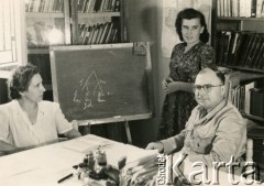 18.07.1947, Bejrut, Liban.
Studium Polonistyczne Instytutu Polskiego Naukowego. Egzamin z gramatyki opisowej, na zdjęciu prof. Machalski i prof. Strzemboszowa (z lewej).
Fot. NN, udostępniła Irena Godyń, zbiory Ośrodka KARTA