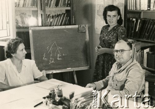 18.07.1947, Bejrut, Liban.
Studium Polonistyczne Instytutu Polskiego Naukowego. Egzamin z gramatyki opisowej, na zdjęciu prof. Machalski i prof. Strzemboszowa (z lewej).
Fot. NN, udostępniła Irena Godyń, zbiory Ośrodka KARTA