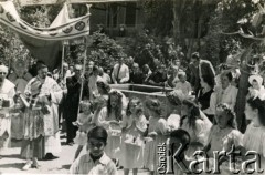 Po 1942, Iran.
Procesja, prawdopodobnie w dniu Bożego Ciała.
Fot. NN, udostępniła Irena Godyń, zbiory Ośrodka KARTA