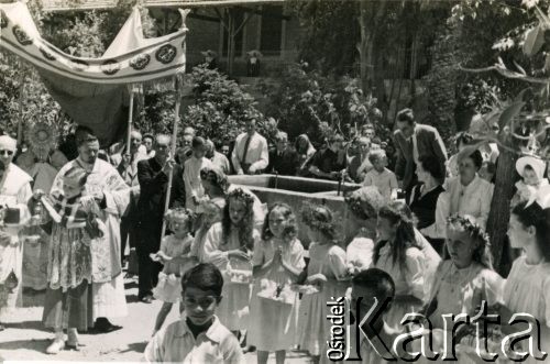 Po 1942, Iran.
Procesja, prawdopodobnie w dniu Bożego Ciała.
Fot. NN, udostępniła Irena Godyń, zbiory Ośrodka KARTA