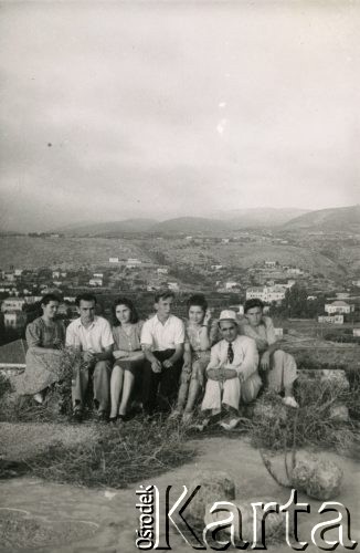 Ok. 1947, Ghazir, Liban.
Grupa osób na tle panoramy miasta. Od lewej: NN, Jan Roszkowski, jego żona Józefa, Julian Kawka, siostra Józefy Irena Juchniewicz (potem Godyń), NN, Irena Juchniewicz (na dole z lewej), Jadwiga Surowiak.
Fot. NN, udostępniła Irena Godyń, zbiory Ośrodka KARTA