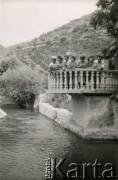 Ok. 1947, Ghazir, Liban.
Grupa osób nad wodą. Od lewej: NN, Irena Juchniewicz (potem Godyń), Julian Kawka, NN, NN, Józefa, siostra Ireny i  jej mąż Jan Roszkowski.
Fot. NN, udostępniła Irena Godyń, zbiory Ośrodka KARTA