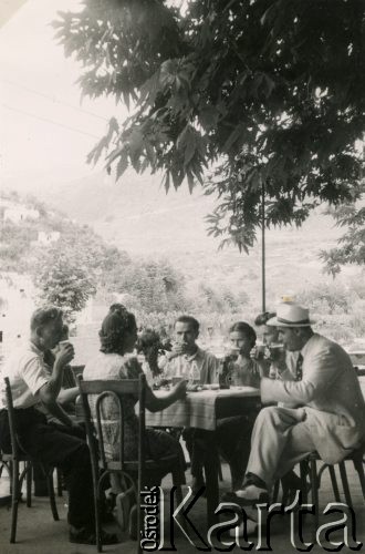 Ok. 1947, Ghazir, Liban.
Grupa osób w restauracji. 1. z lewej Julian Kawka, tyłem Irena Juchniewicz (potem Godyń), na przeciwko od lewej: Jan Roszkowski, jego żona Józefa (siostra Ireny), Jadwiga Surowiak, NN.
Fot. NN, udostępniła Irena Godyń, zbiory Ośrodka KARTA