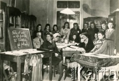 1947, Bejrut, Liban.
Proseminarium historyczne profesora Kościałkowskiego. Uczestniczą w nim studentki Studium Polonistycznego Instytutu Polskiego Naukowego, z przodu z lewej siedzi Irena Juchniewicz.
Fot. NN, udostępniła Irena Godyń, zbiory Ośrodka KARTA