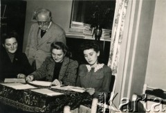 1947, Bejrut, Liban.
Proseminarium historyczne profesora Kościałkowskiego. Uczestniczą w nim studentki Studium Polonistycznego Instytutu Polskiego Naukowego, z przodu z lewej siedzi Irena Juchniewicz.
Fot. NN, udostępniła Irena Godyń, zbiory Ośrodka KARTA