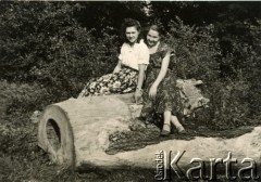 Początek lat 50., Ilford, Anglia, Wielka Brytania.
Obóz harcerski, Helena Chojnacka (z lewej) i Irena Juchniewicz (potem Godyń).
Fot. NN, udostępniła Irena Godyń, zbiory Ośrodka KARTA