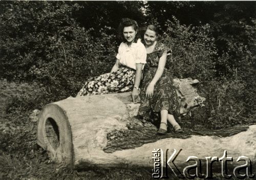 Początek lat 50., Ilford, Anglia, Wielka Brytania.
Obóz harcerski, Helena Chojnacka (z lewej) i Irena Juchniewicz (potem Godyń).
Fot. NN, udostępniła Irena Godyń, zbiory Ośrodka KARTA