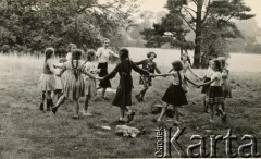 Początek lat 50., Ilford, Anglia, Wielka Brytania.
Obóz harcerski, Irena Juchniewicz (potem Godyń) bawi się z zuchami.
Fot. NN, udostępniła Irena Godyń, zbiory Ośrodka KARTA