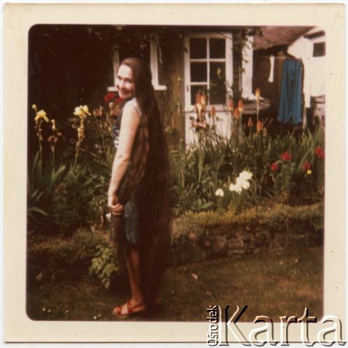 Lato 1974, Carshalton Beeches koło Londynu, Anglia, Wielka Brytania.
Irena Godyń z domu, zwyciężczyni w konkursie na najdłuższe włosy w Wielkiej Brytanii.
Fot. NN, udostępniła Irena Godyń, zbiory Ośrodka KARTA