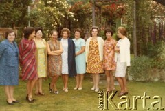 Lato 1967, Carshalton Beeches koło Londynu, Anglia, Wielka Brytania.
Irena Godyń z koleżankami z klasy w ogrodzie swojego domu. Od lewej: Łucja Ołdakowska (z domu Przeździecka), Danuta Kamieniecka (z domu Waszczuk), Helela Bauer (z domu Biniewicz), Irena Godyń (z domu Juchniewicz), Nusia Brodniewicz (z domu Niewiadoma), Jadwiga Dobrowolska (z domu Surowiak), Janina Makulska (z domu Jasionowicz), Helena Miątkowska (z domu Szydłowska), Krystyna Zwierzchowska (z domu Tomasiewicz).
Fot. NN, udostępniła Irena Godyń, zbiory Ośrodka KARTA
