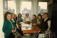 Brak daty, Londyn, Anglia, Wielka Brytania.
Spotkanie w Polskim Ośrodku Społeczno-Kulturalnym. Na zdjęciu (od lewej): Jadwiga Szyszko, Aleksandra Jarmulska, Maria Zimmermann, Irena Godyń, Jadwiga Lewicka, Barbara Kowalewska, Helena Szydłowska, Irena Beaupre (?).
Fot. NN, udostępniła Irena Godyń, zbiory Ośrodka KARTA