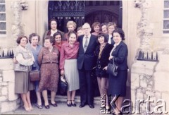 1981, Londyn, Anglia, Wielka Brytania.
Grupa osób przed Kościołem Matki Boskiej Częstochowskiej i św. Kazimierza przy Devonia Road. Na zdjęciu (na dole): Maria Zimmermann, Łucja Przeździecka, Barbara Kowalewska, Irena Godyń, John Ryder, Helena Szydłowska, Danuta Kamieniecka, wyżej: Jadwiga Wysocka, Krystyna Tomasiewicz, Aleksandra Jarmulska, Janina Kokoszyńska.
Fot. NN, udostępniła Irena Godyń, zbiory Ośrodka KARTA