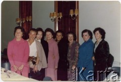 1981, Londyn, Anglia, Wielka Brytania.
Spotkanie w Polskiej Misji Katolickiej na Devonia Road. Od lewej: Leokadia Hyla, Antonina Proniewicz, Irena Godyń, Helena Biniewicz, Jadwiga Surowiak, NN, Łucja Przeździecka, Sabina Rajchel.
Fot. NN, udostępniła Irena Godyń, zbiory Ośrodka KARTA