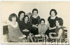 Brak daty, Londyn, Anglia, Wielka Brytania.
Spotkanie koleżanek z polskiej szkoły w Isfahanie w czasie II wojny światowej. Od lewej: Helena Szydłowska, Danuta Waszczuk, Janina Jasionowicz, Irena Godyń, Helena Biniewicz, Jadwiga Surowiak.
Fot. NN, udostępniła Irena Godyń, zbiory Ośrodka KARTA