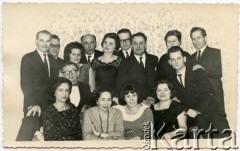 Brak daty, Londyn, Anglia, Wielka Brytania.
Grupa osób, m.in. koleżanki z polskiej szkoły w Isfahanie w czasie II wojny światowej. Na zdjęciu m.in.: Danuta Kamieniecka, Irena Godyń, Helena Miętkowska, Helena Bauer, Henryk Miętkowski, Jadwiga Dobrowolska, Janina i Marian Makulscy, Andrzej Kamieniecki, Nusia Brodniewicz, Stanisław Dobrowolski.
Fot. NN, udostępniła Irena Godyń, zbiory Ośrodka KARTA