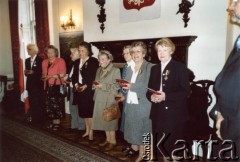 26.10.2006, Londyn, Anglia, Wielka Brytania.
Uroczystość nadania Krzyża Zesłańca Sybiru w Ambasadzie RP. Od prawej: Stanisława Hampel, Lucyna Kowalska, Danuta Kamieniecka, Barbara Kowalewska, Genowefa Krajewska, Barbara Cieplak, Irena Godyń, Waleria Mucha.
Fot. NN, udostępniła Irena Godyń, zbiory Ośrodka KARTA