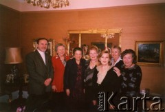 Brak daty, Londyn, Anglia, Wielka Brytania.
Spotkanie w Ambasadzie RP. Od lewej: konsul, Teresa Robińska, Danuta Kamieniecka, Krystyna Sass, NN, NN, Irena Godyń.
Fot. NN, udostępniła Irena Godyń, zbiory Ośrodka KARTA