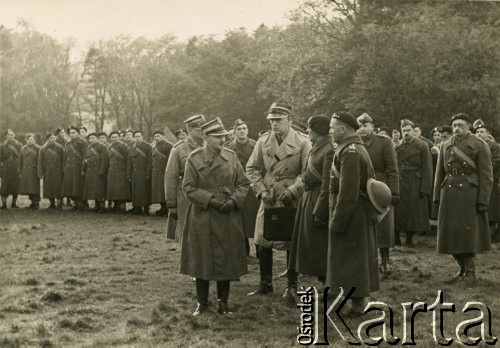 Październik 1940, Broughton, Szkocja, Wielka Brytania.
Generał Marian Kukiel żegna obsady pierwszych pociągów pancernych w Szkocji.
Fot. NN, udostępniła Irena Godyń, zbiory Ośrodka KARTA